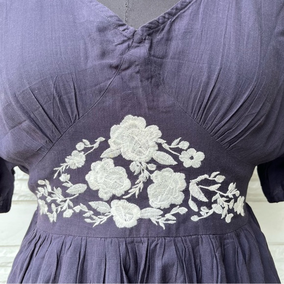 SOLD ❌ Navy Blue Dress with White Embroidery - Picture 4 of 8